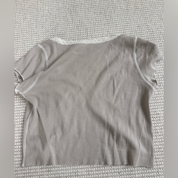 Women’s Brandy Melville Crop Tee - Picture 3 of 3